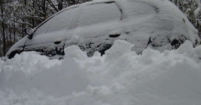 Внимание, шофьори! Сняг се стовари на пътя Храбрино - Лилково, затвориха го